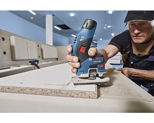 Handwerker beim Arbeiten mit einem Bosch Multifunktionswerkzeug auf einer Holzoberfläche