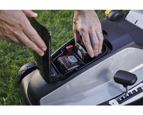 Aufsicht auf einen Akku-Rasenmäher mit eingesetzten Akkus