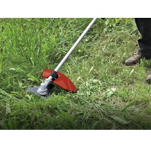 Rasentrimmer im Einsatz auf Rasenfläche