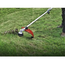 Rasentrimmer im Einsatz auf einer Rasenfläche.