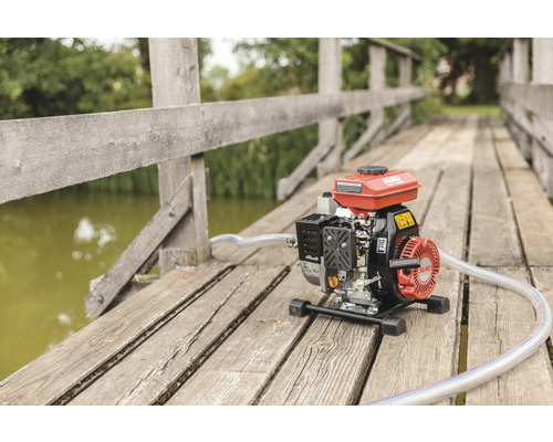 Alko Benzin-Wasserpumpe auf einer Holzbrücke