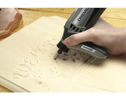 Dremel Multifunktionswerkzeug beim Gravieren von Holz
