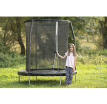 Gartentrampolin mit Sicherheitsnetz und Mädchen