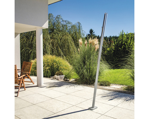 Gartendusche aus Metall auf einer Terrasse