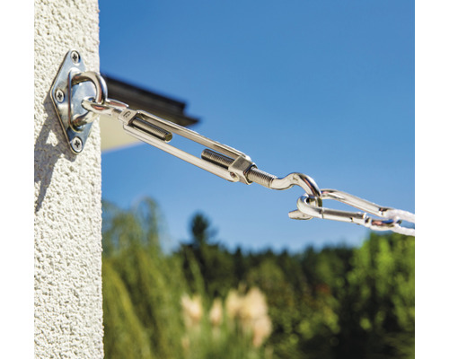 Edelstahl-Spannschloss und Befestigungselemente an einer Hauswand montiert