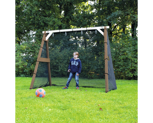 Holzfussballtor mit Netz und spielendem Kind auf einer Wiese