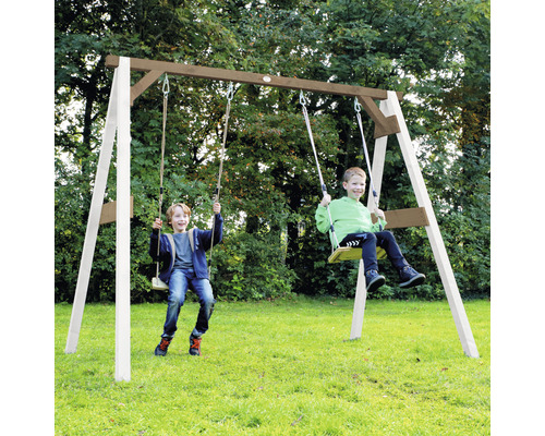 Doppelschaukel aus Holz mit zwei Kindern im Garten
