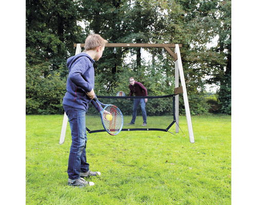 Zwei Personen spielen Tennis mit dem Quick-Tennis-Set im Garten.