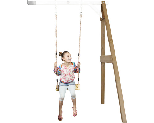 Mädchen schwingt auf Holzschaukel mit Seilen und Holzrahmen