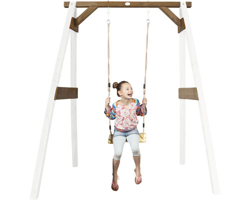 Holzschaukel mit schaukelndem Mädchen für den Garten