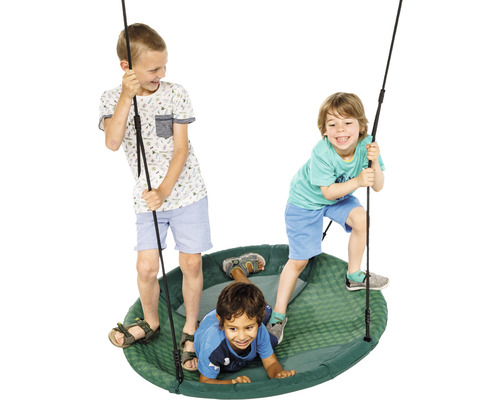 Drei Kinder spielen auf einer Nestschaukel im Garten.