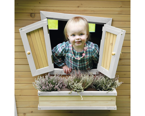 Kind schaut aus dem Fenster eines Spielhauses mit Blumenkasten