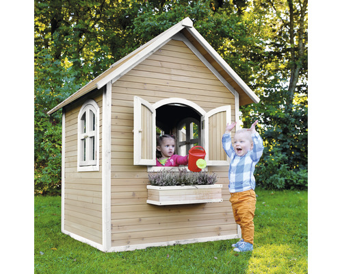 Holzspielhaus mit Kindern im Garten