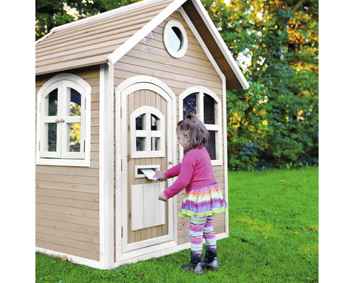 Spielhaus aus Holz mit Briefkasten und Kind, das einen Brief einwirft.