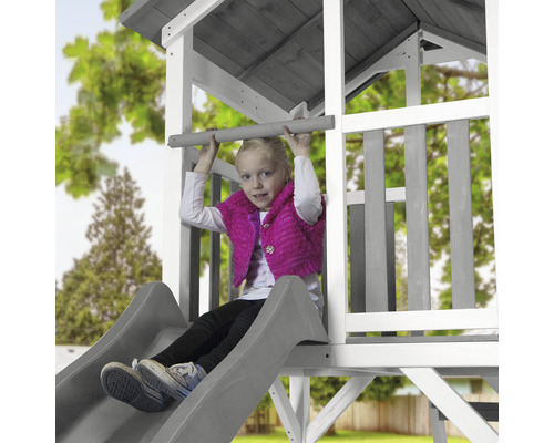 Mädchen auf einer Spielturm Rutsche mit Kletterstange