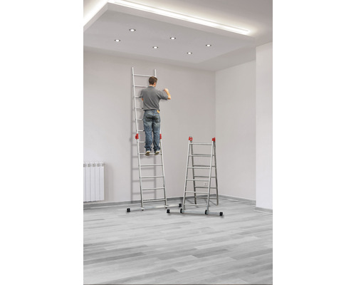 Mann auf einer Aluminium-Mehrzweckleiter in einem hellen Raum.