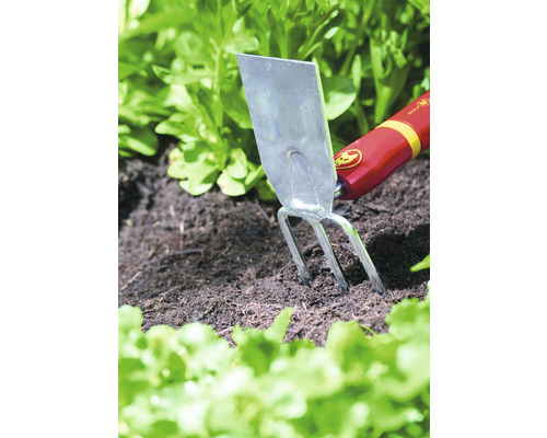 Wolf Garten Jätemesser im Einsatz im Gartenbeet