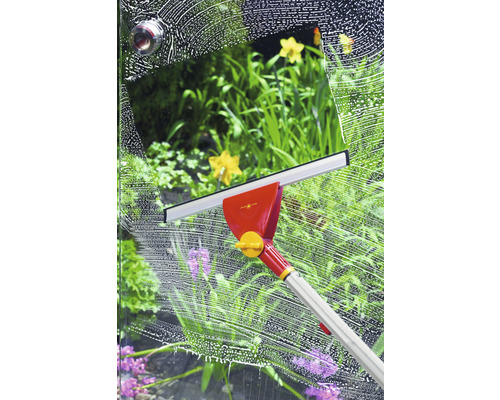 Fensterreinigung mit Fensterwischer für streifenfreie Sauberkeit