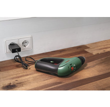 Bosch Entfernungsmesser mit Ladekabel an einer Steckdose