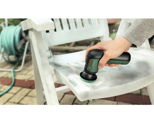 Reinigung einer Gartenliege mit einem Akku-Universalreiniger
