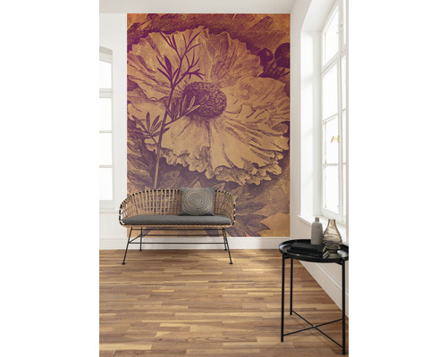 Raumgestaltung mit floraler Vliestapete, Bank und Beistelltisch