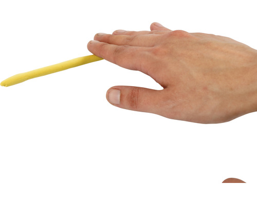 Gelber Ton wird von einer Hand geformt.