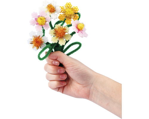 Eine Hand hält einen Blumenstrauß aus Bastelmaterial