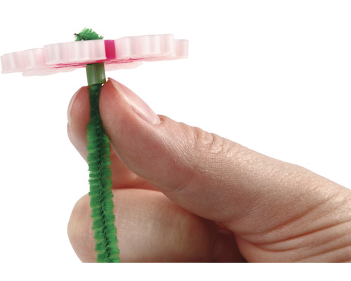 Hand hält eine Bastelblume mit Drahtstiel