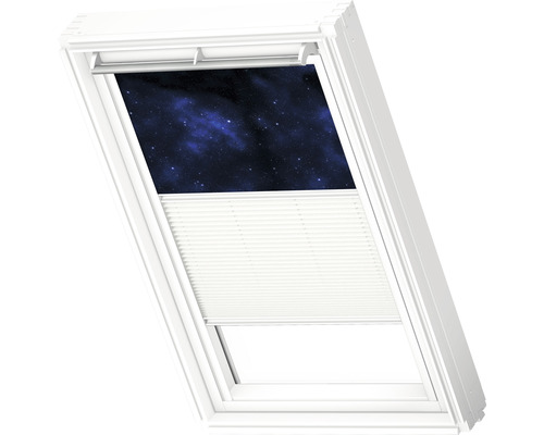 Dachfenster mit Verdunkelungsrollo und Sternenhimmel-Motiv