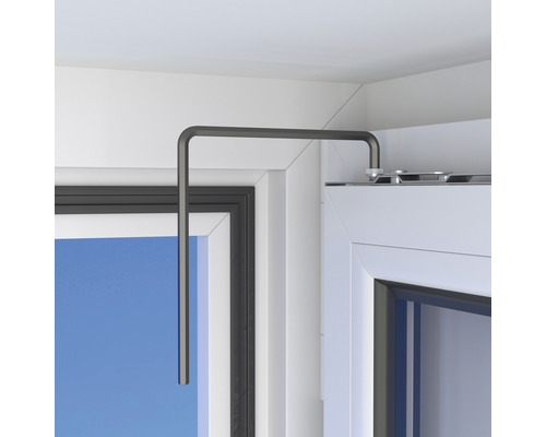 Fensterlüfter aus Metall am Fensterrahmen