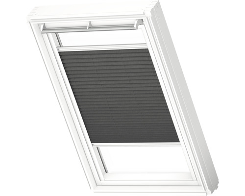 Dachfenster mit geschlossenem Faltstore zur Verdunkelung