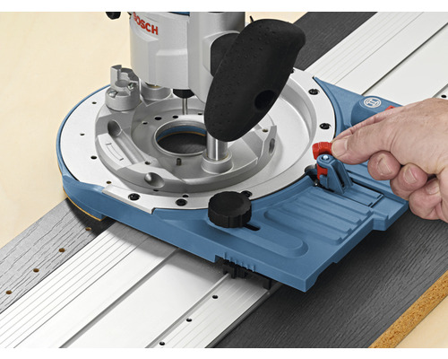 Oberfräse mit Führungsschienen-System im Einsatz.