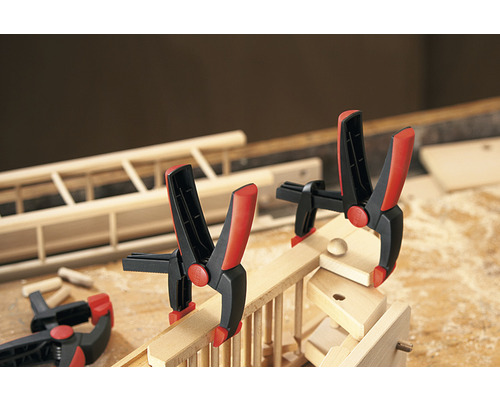 Holzwerkstück mit Federzwingen auf einer Werkbank