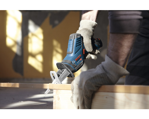 Handwerker sägt Holzbrett mit einer Akku-Säbelsäge von Bosch