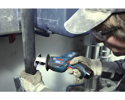 Akkusäge im Einsatz zum Schneiden eines Rohres