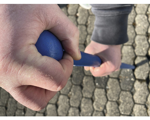 Hand hält einen Pflanzholz Setzholz