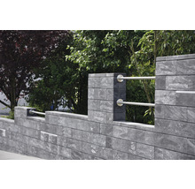 Gartenmauer aus Stein mit Metallelementen