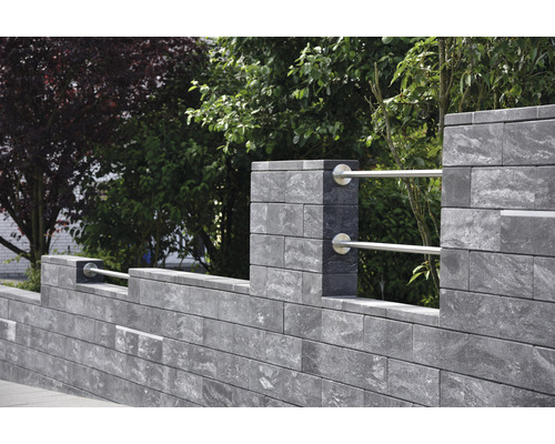 Gartenmauer aus Stein mit Metallelementen