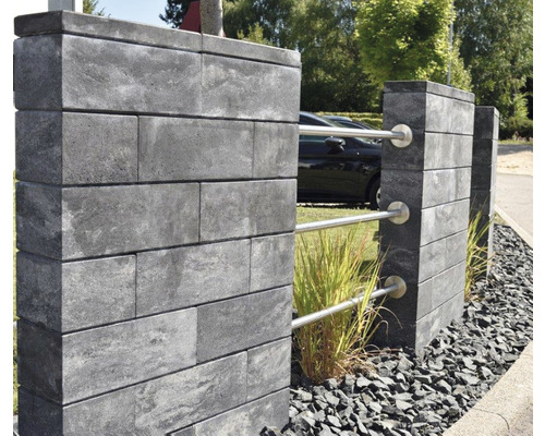 Sichtschutzzaun aus Betonsteinen mit Metallelementen