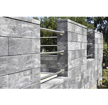 Mauer aus Betonsteinen mit Edelstahlgeländer für den Garten