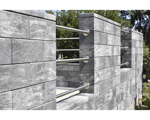 Mauer aus Betonsteinen mit Edelstahlgeländer für den Garten