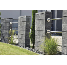 Gartenansicht mit Zaun aus Betonsteinen und Edelstahlgeländer