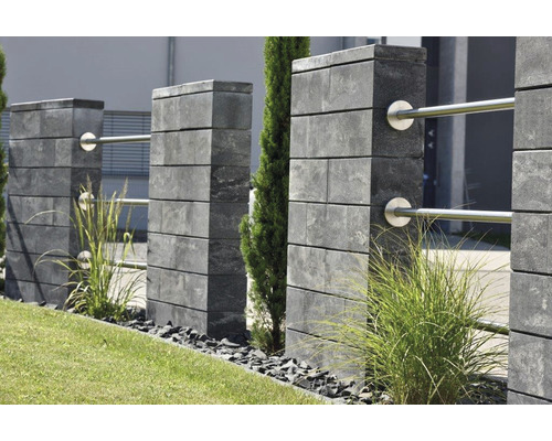 Gartenansicht mit Zaun aus Betonsteinen und Edelstahlgeländer