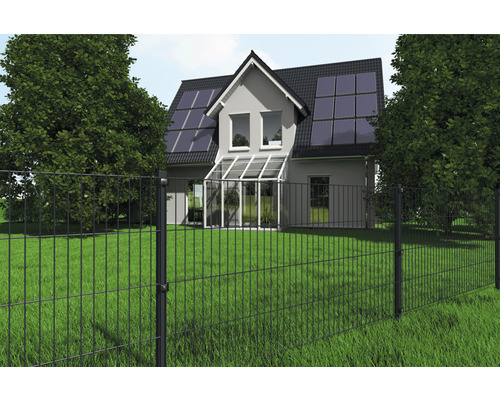 Doppelstabmattenzaun vor einem Haus mit Solaranlage und Garten.