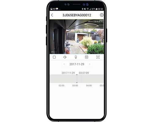 Smartphone-Display mit Überwachungskamera-App, die den Garten zeigt