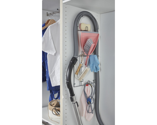 Reinigungszubehör und Staubsauger im Schrank verstaut