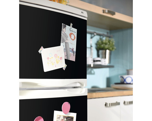 Kühlschrank mit Notizen und Magneten in einer Küche