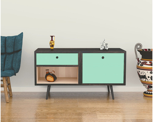 Kommode mit Schubladen, Regalen und dekorativen Vasen