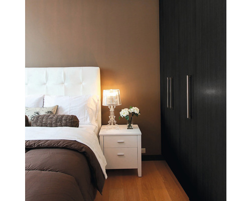 Schlafzimmer mit Bett, Nachttisch, Lampe und Kleiderschrank