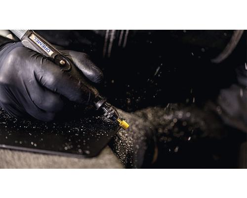 Dremel Multifunktionswerkzeug im Einsatz mit Handschuhen